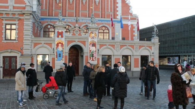 Asielzoekers bezoeken de oude binnenstad van Riga (Foto: Patvērums "Drošā māja")