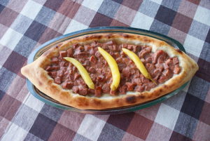 Het Macedonische gerecht "Pastrmajlija" (Foto: Slavica Panova, Creative Commons BY-SA 3.0)