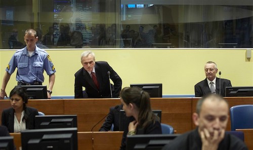 Voormalig Servisch paramilitair leider Franko Simatović (R) en voormalig Servisch staatsveiligheidschef Jovica Stanišić (L) in de rechtszaal tijdens hun vonnis van de Kamer van Berechting, bij het Internationaal Straftribunaal voor het voormalige Joegoslavië in Den Haag, 30 mei 2013. Foto: EPA/Martijn Beekman.