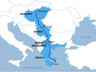 De route die het Chinese spoorproject af moet gaan leggen, vanaf de haven van Piraeus tot in Boedapest.