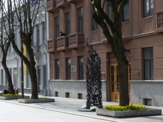 Metropolis Hotel met plaquette en gedenkteken voor de Japanse consul Chiune Sugihara (Foto: Ruurd Kok)