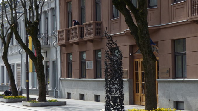 Metropolis Hotel met plaquette en gedenkteken voor de Japanse consul Chiune Sugihara (Foto: Ruurd Kok)