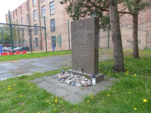 Gedenksteen voor het bloedbad in juni 1940 dat bekend is geworden als de Kaunas Pogrom (Foto: Ruurd Kok)