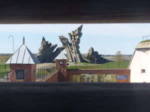 Zicht vanuit het kazernegebouw op het 32 meter hoge monument voor de slachtoffers van het fascisme, in 1984 onthuld bij het Negende Fort (Foto: Ruurd Kok)