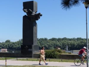 Monument voor de vliegers van april 1941 aan de Donau in Novi Beograd (Foto: Ruurd Kok).