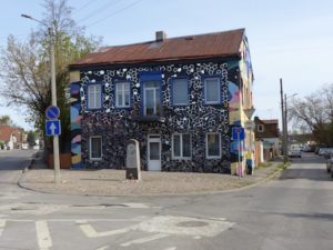 Joods monument bij voormalige Getto van Kaunas; het met spiegels beplakte huis is een project uit 2018 van kunstenaar Vytenis Jakas (Foto: Ruurd Kok).