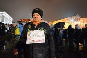 Een man met een bordje "Glorie aan de gewone deelnemers van de Oranje Revolutie" op de negende verjaardag van de Oranje Revolutie in Kyiv, Oekraïne (Foto: Ivan Bandura, Creative Commons licentie)