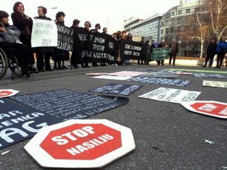 Activisten van Women in Black organiseren een protest tegen geweld op Internationale Vrouwendag in de Servische hoofdstad Belgrado, maart 2000. Foto: EPA/SRDJAN SUKI.