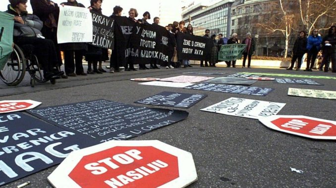 Activisten van Women in Black organiseren een protest tegen geweld op Internationale Vrouwendag in de Servische hoofdstad Belgrado, maart 2000. Foto: EPA/SRDJAN SUKI.