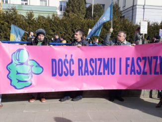 Activisten houden een rose banner vast met de tekst Dość rasizmu i faszyzmu (Foto: Tomasz Molina, Creative Commons Licentie CC BY-SA 4.0).