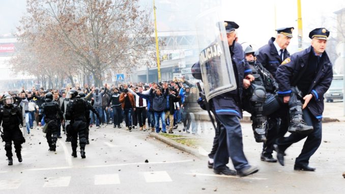 Protest in Tuzla, februari 2014 (Foto bron: Courrier des Balkans)