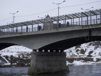 Mensen steken lopend de grens over tussen Estland en Rusland (Foto: Bram Jongejan)