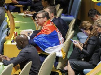 De Servische president Aleksandar Vučić droeg donderdag een nationale vlag tijdens de stemming in de Algemene Vergadering van de VN. Foto: EPA-EFE/SARAH YENESEL