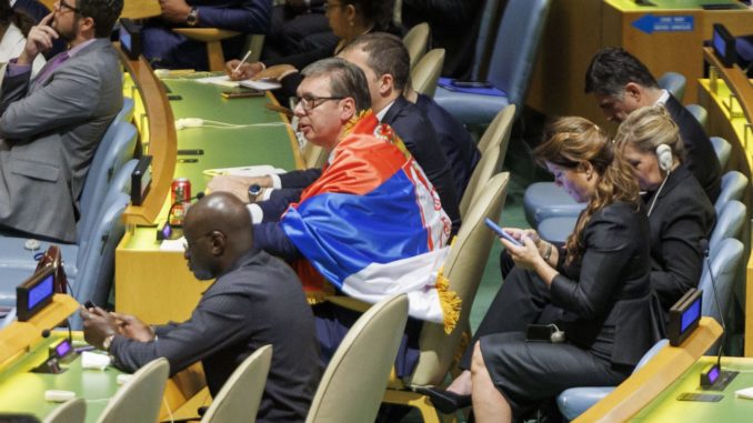 De Servische president Aleksandar Vučić droeg donderdag een nationale vlag tijdens de stemming in de Algemene Vergadering van de VN. Foto: EPA-EFE/SARAH YENESEL