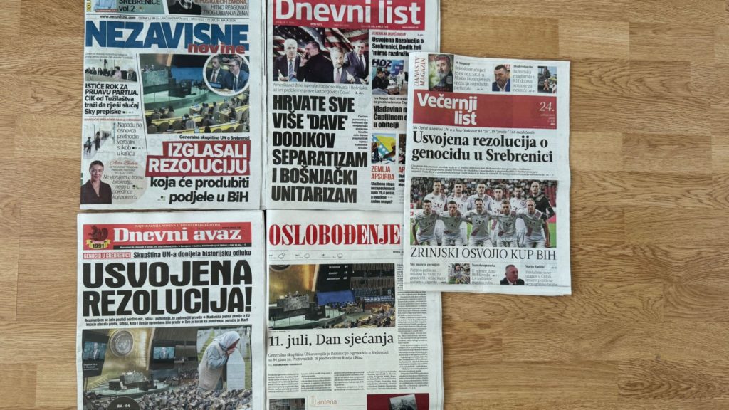 Voorpagina's van kranten in Bosnië en Herzegovina benadrukken vrijdag de stemming over de VN-resolutie. Foto: BIRN.