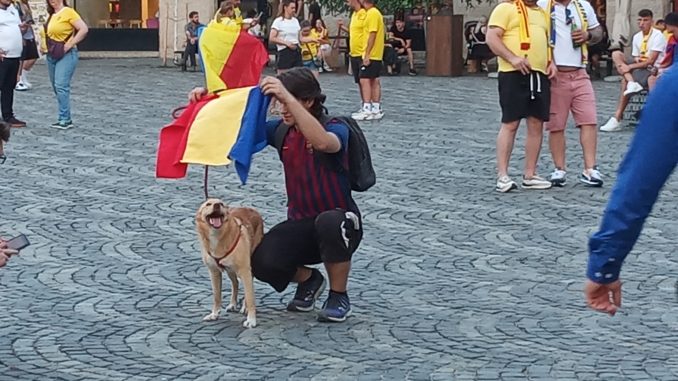 Voetbalsupporters in Piața Universității, Boekarest, 17 juni 2024. (Foto: Frank Elbers)