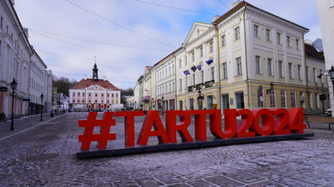 Het centrale stadsplein van Tartu (Foto: Bram Jongejan)