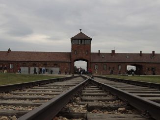 Hoofdingang van Auschwitz II-Birkenau (foto bron: Wikimedia Commons)