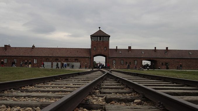 Hoofdingang van Auschwitz II-Birkenau (foto bron: Wikimedia Commons)