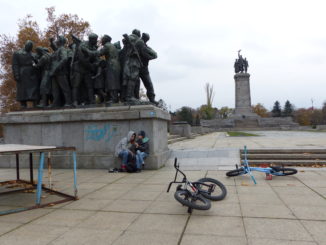 De linker beeldengroep bij de entree van het Sovjetmonument. Foto: Ruurd Kok