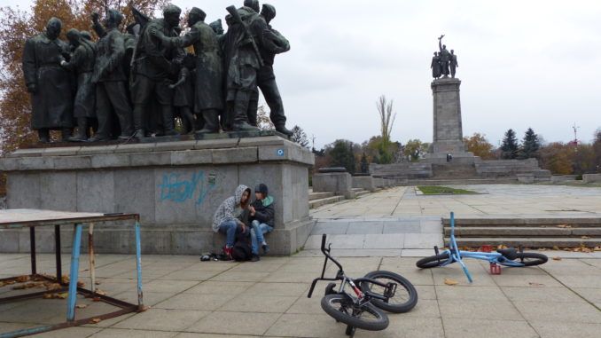 De linker beeldengroep bij de entree van het Sovjetmonument. Foto: Ruurd Kok